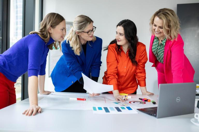 Program Firma | Uniwersytet WSB Merito we Wrocławiu: Główna grafika: Wrocław - program firma - grupa ludzi w kolorowych strojach formalnych