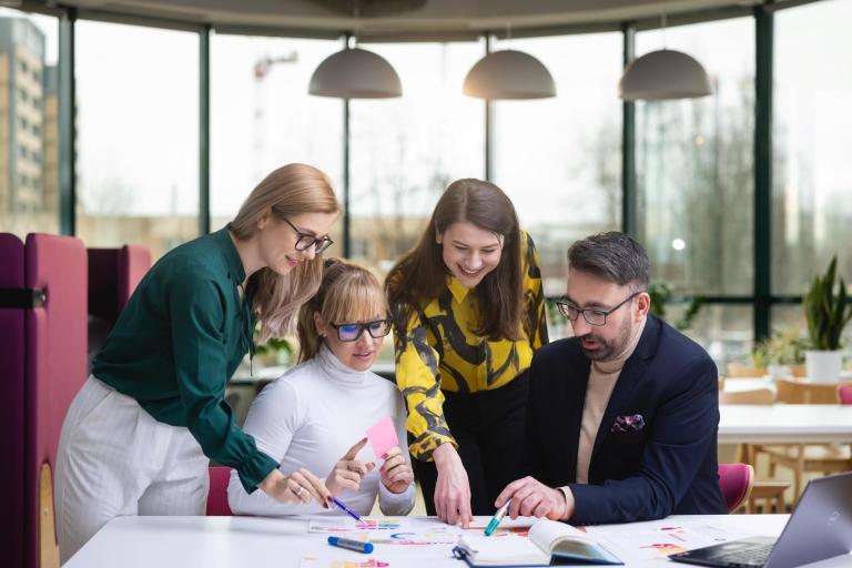 Biznes | Uniwersytet WSB Merito we Wrocławiu: Główna grafika: Wrocław - biznes - grupa ludzi w strojach formalnych