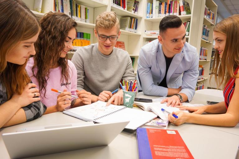 Biblioteka | Uniwersytet WSB Merito we Wrocławiu: Zdjęcie główne: Wrocław - Biblioteka - grupa studenci biblioteka