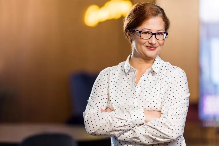 Oferty pracy | Uniwersytet WSB Merito we Wrocławiu: Główna grafika: Wrocław - oferty pracy - kobieta ze złożonymi rękami formalny strój