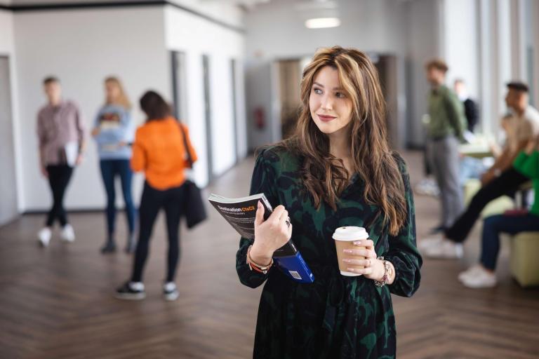 Szkoły | Uniwersytet WSB Merito we Wrocławiu: budynek g - korytarz - studenci - kawa - książki