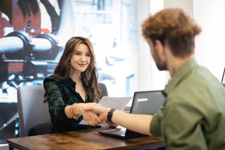 Oferta dla biznesu | Uniwersytet WSB Merito we Wrocławiu: Kobieta i mężczyna podający sobie dłoń, uścisk dłoni