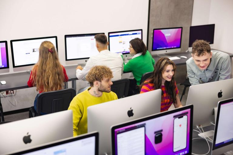 Rankingi i akredytacje | Uniwersytet WSB Merito we Wrocławiu: pracownia apple imac - studenci - komputery