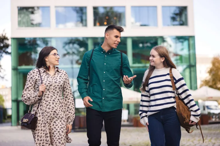 Nasze wartości | Uniwersytet WSB Merito we Wrocławiu: studenci - plener - rozmowa
