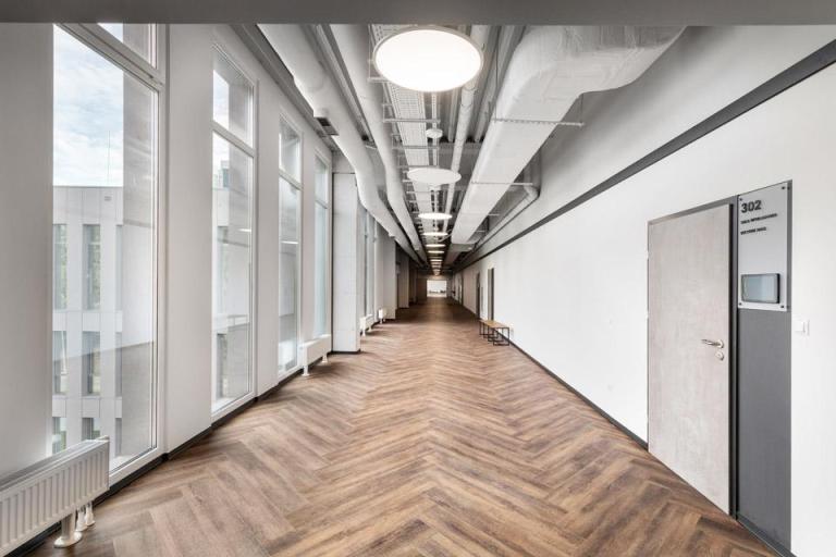 Uczelnia bez barier | Uniwersytet WSB Merito we Wrocławiu: budynek g - korytarz