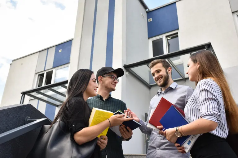 Biuro Karier | Uniwersytet WSB Merito we Wrocławiu: budynek A, studenci