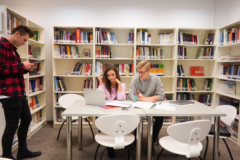 Biblioteka | Uniwersytet WSB Merito we Wrocławiu: biblioteka, studenci