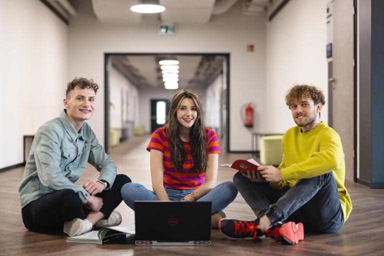 Strefa studenta | Uniwersytet WSB Merito we Wrocławiu: studenci, kampus, korytarz