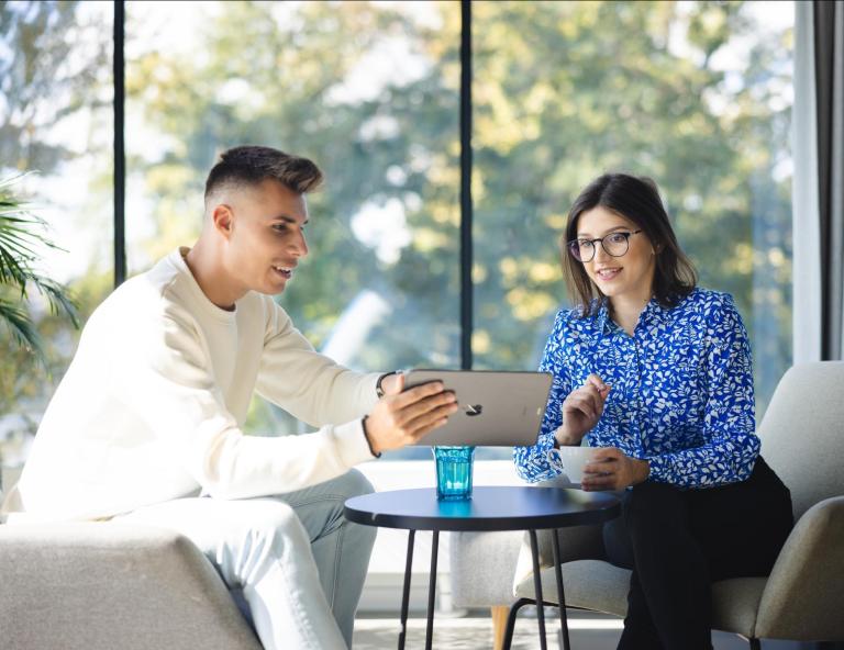 Samorząd studencki | Uniwersytet WSB Merito we Wrocławiu: studenci, tablet, rozmowa