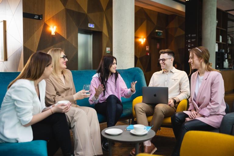 Zniżki i dofinansowania | Uniwersytet WSB Merito we Wrocławiu: grupa osób uczestniczących w spotkaniu biznesowym