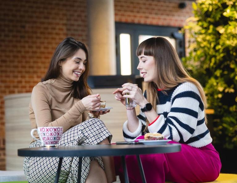 Zniżki i dofinansowania | Uniwersytet WSB Merito we Wrocławiu: kobiety rozmawiające w kawiarni