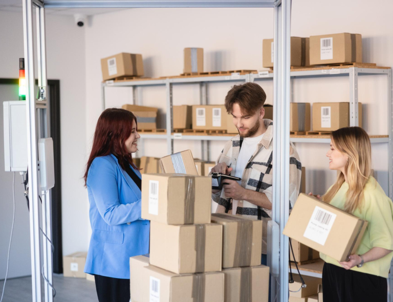 Logistics | Studia I stopnia we Wrocławiu | Uniwersytet WSB Merito we Wrocławiu: studenci na zajęciach w laboratorium RFID