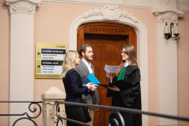 Prawo w biznesie | Studia I stopnia we Wrocławiu | Uniwersytet WSB Merito we Wrocławiu: Wrocław - prawo - studenci w togach prawniczych