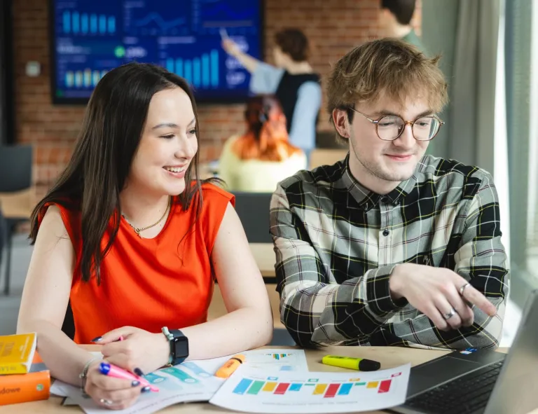 Finanse i rachunkowość | Studia II stopnia ze studiami podyplomowymi we Wrocławiu | Uniwersytet WSB Merito we Wrocławiu: studenci pracujący nad projektem