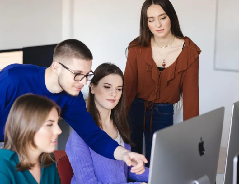 Informatyka – studia inżynierskie | Studia I stopnia we Wrocławiu | Uniwersytet WSB Merito we Wrocławiu: studenci w pracowni komputerowej