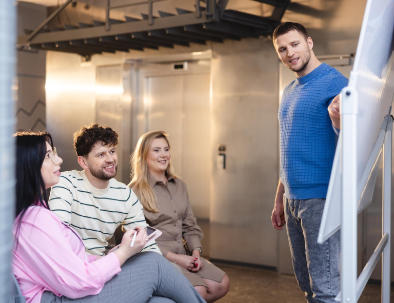 Marketing i sprzedaż – studia 3-semestralne | Studia II stopnia we Wrocławiu | Uniwersytet WSB Merito we Wrocławiu: studenci pracujący nad projektem grupowym