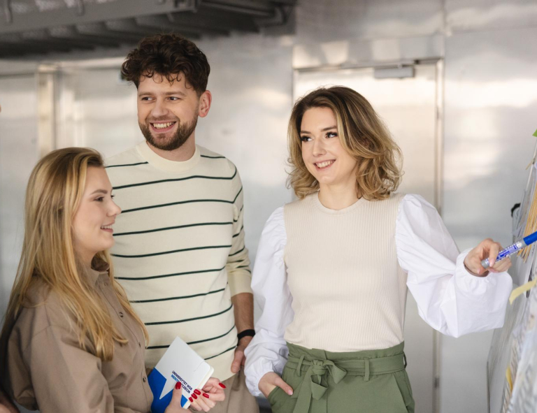 Prawo w biznesie | Studia I stopnia we Wrocławiu | Uniwersytet WSB Merito we Wrocławiu: studenci pracujący nad projektem grupowym