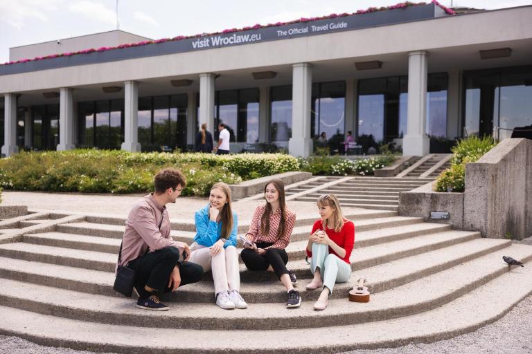 Turystyka i rekreacja – studia 3-semestralne | Studia II stopnia we Wrocławiu | Uniwersytet WSB Merito we Wrocławiu: studenci spędzający czas wolny w plenerze