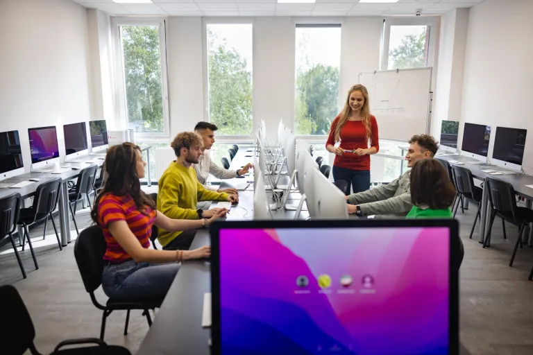 Media cyfrowe i grafika komputerowa | Studia I stopnia we Wrocławiu | Uniwersytet WSB Merito we Wrocławiu: studenci na zajęciach z grafiki komputerowej w pracowni Apple iMac