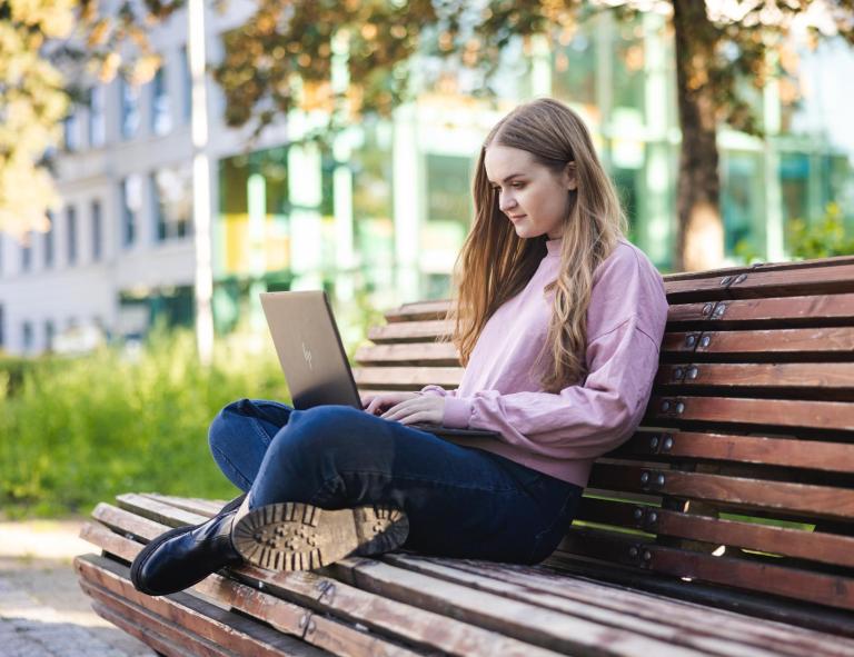 Zasady rekrutacji | Uniwersytet WSB Merito we Wrocławiu: studentka, zapisy na studia, online, laptop