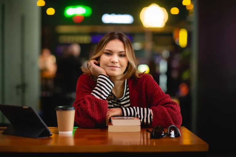 Studia I stopnia we Wrocławiu | Uniwersytet WSB Merito we Wrocławiu: studentka, nauka, książki, kawa
