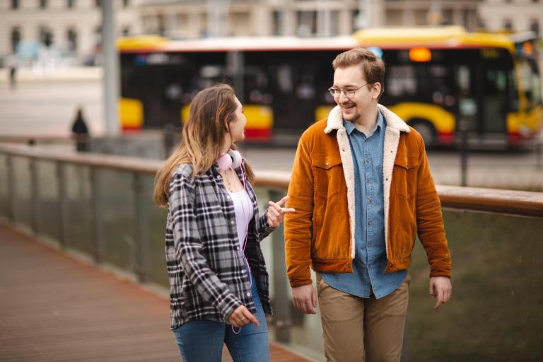 Strefa studenta | Uniwersytet WSB Merito we Wrocławiu: studenci na przystanku autobusowym