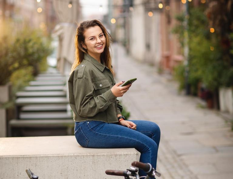 Zasady rekrutacji | Uniwersytet WSB Merito we Wrocławiu: Wrocław - zasady rekrutacji - studentka korzystająca z telefonu