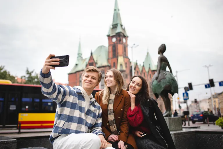 Studia I stopnia we Wrocławiu | Uniwersytet WSB Merito we Wrocławiu: wrocław, studenci, miasto, selfie, czas wolny