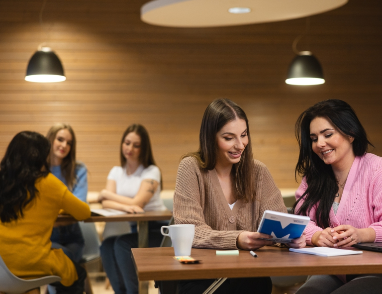 Bankowość i usługi finansowe | Studia I stopnia we Wrocławiu | Uniwersytet WSB Merito we Wrocławiu: studenci uczący się w kawiarni