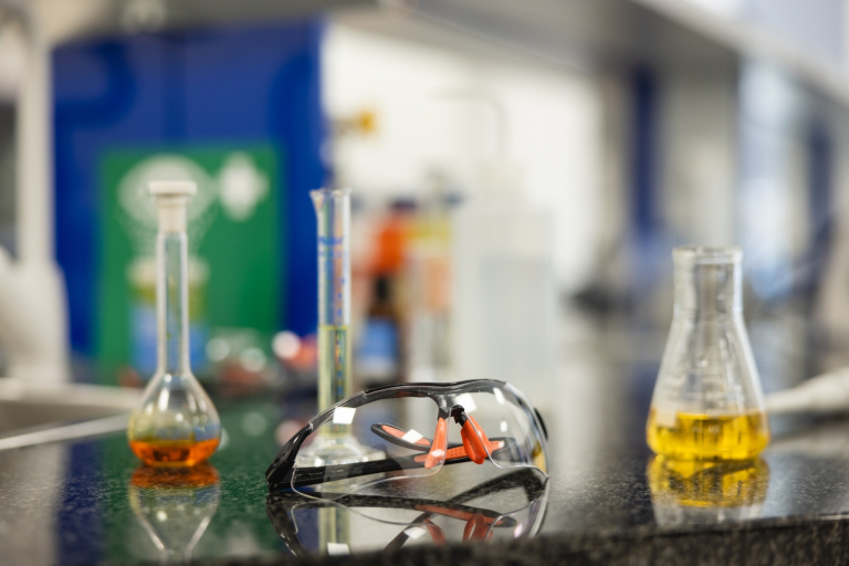 Laboratorium chemii, biochemii i mikrobiologii | Uniwersytet WSB Merito we Wrocławiu: sprzęt w laboratorium chemii, biochemii i mikrobiologii