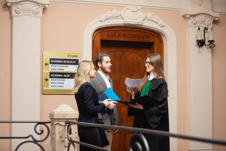 Prawo | Studia jednolite magisterskie we Wrocławiu | Uniwersytet WSB Merito we Wrocławiu: Prawnicy w togach w sądzie 