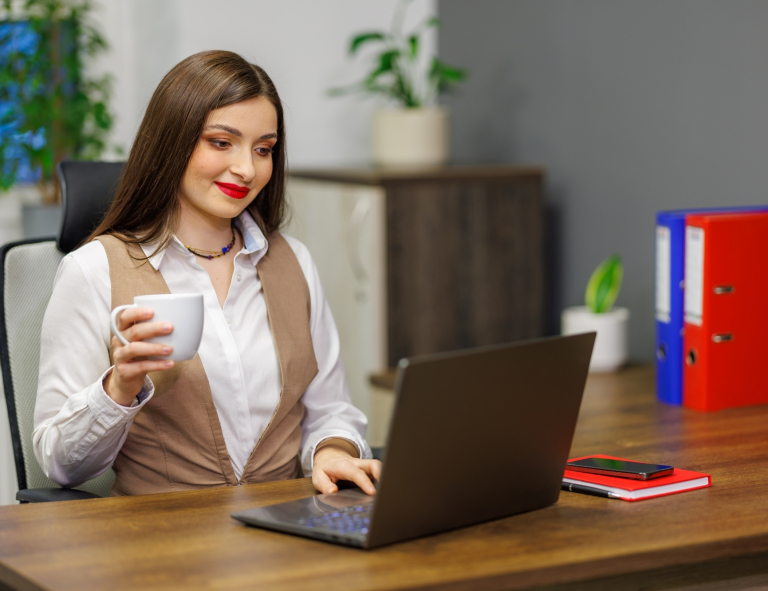 Rachunkowość i podatki | Studia I stopnia we Wrocławiu | Uniwersytet WSB Merito we Wrocławiu: studentka pracująca na laptopie