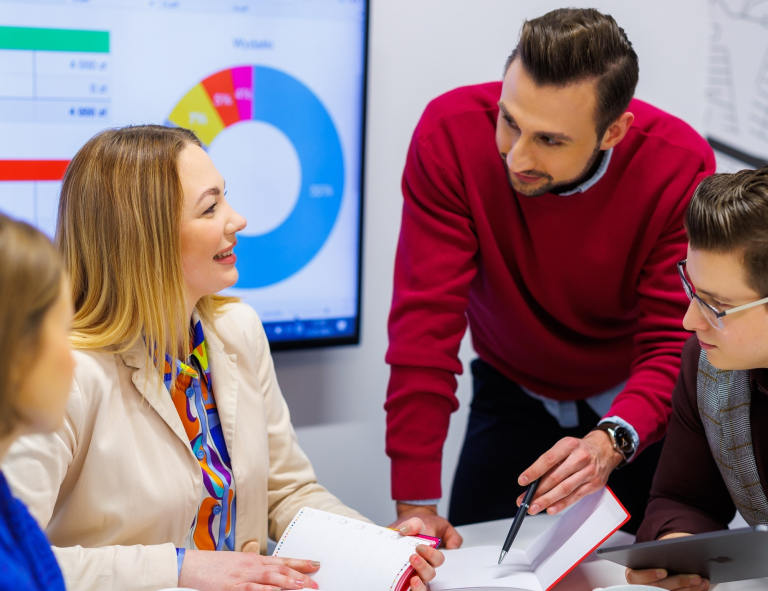 Zarządzanie kryzysowe | Studia I stopnia we Wrocławiu | Uniwersytet WSB Merito we Wrocławiu: studenci pracujący nad projektem grupowym