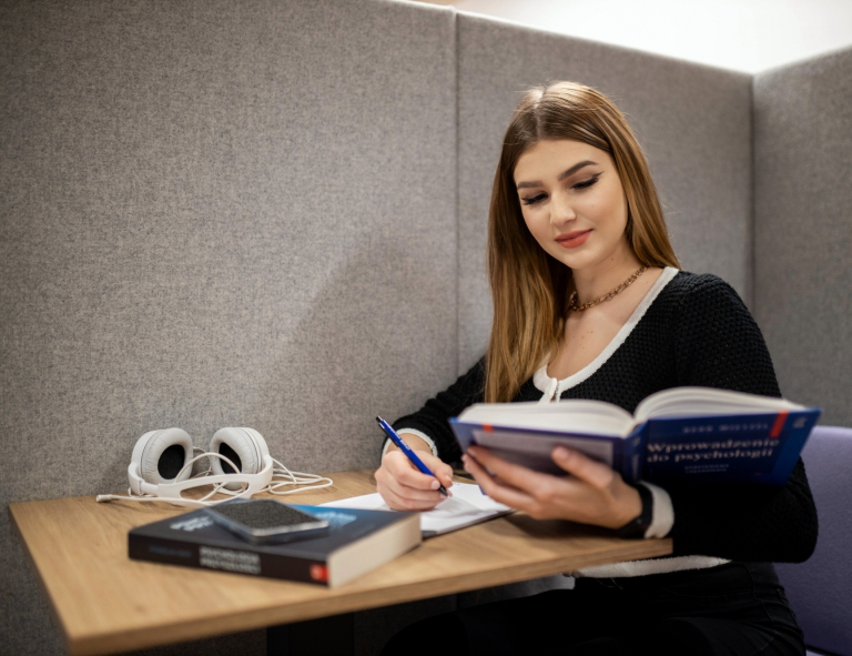 Specjalista bezpieczeństwa i higieny pracy | Studia I stopnia we Wrocławiu | Uniwersytet WSB Merito we Wrocławiu: studentka robiąca notatki