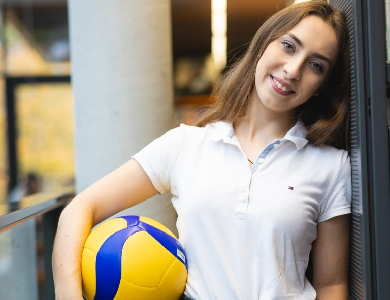 Dietetyka w sporcie | Studia I stopnia we Wrocławiu | Uniwersytet WSB Merito we Wrocławiu: studentka trzymająca piłkę do siatkówki