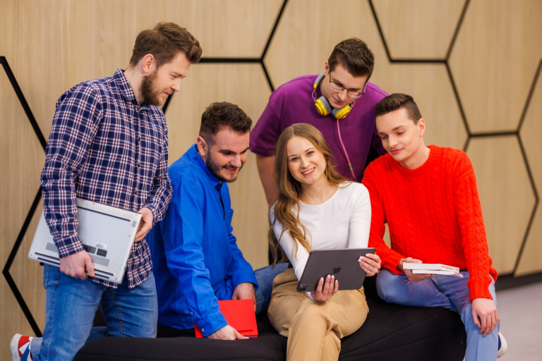 Pedagogika | Studia I stopnia we Wrocławiu | Uniwersytet WSB Merito we Wrocławiu: studenci oglądający film na tablecie