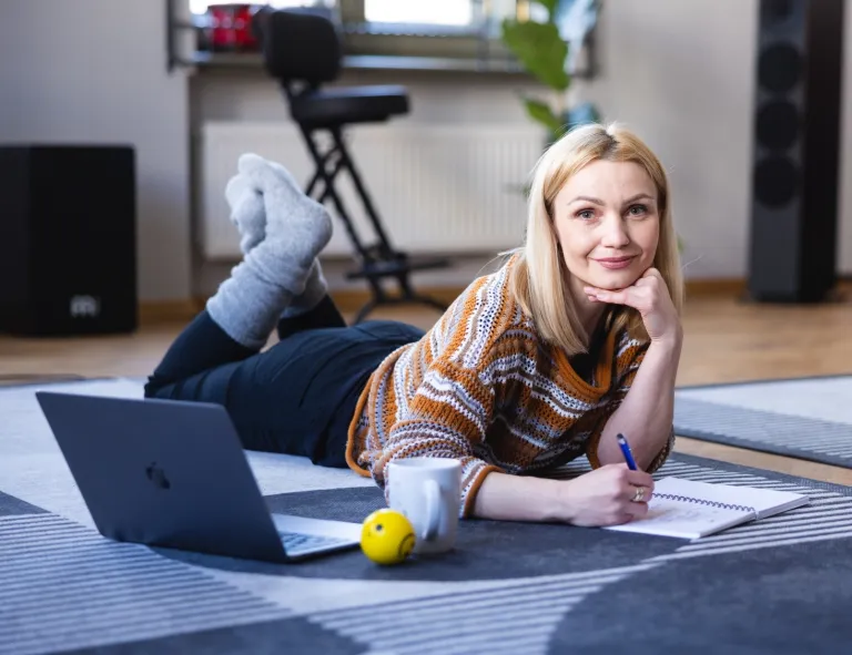 Pedagogika opiekuńczo-wychowawcza z neuropedagogiką | Studia I stopnia we Wrocławiu | Uniwersytet WSB Merito we Wrocławiu: studentka na zajęciach online