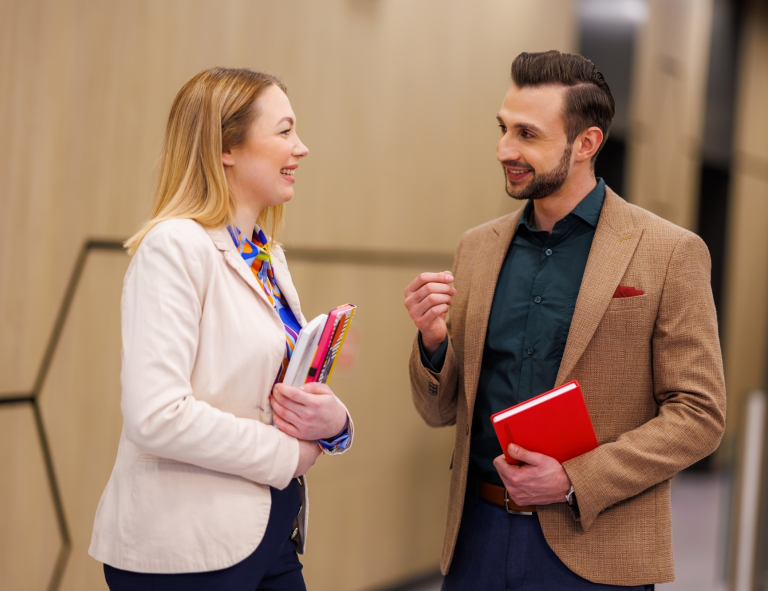 HR Business Partner | Studia I stopnia we Wrocławiu | Uniwersytet WSB Merito we Wrocławiu: studenci rozmawiający na korytarzu