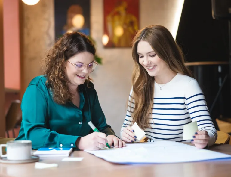 Służby i bezpieczeństwo publiczne | Studia II stopnia we Wrocławiu | Uniwersytet WSB Merito we Wrocławiu: studenci uczący się wspólnie do egzaminu