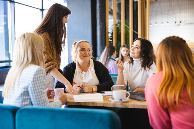 Kursy językowe dla cudzoziemców | Uniwersytet WSB Merito we Wrocławiu: Grupa ludzi praca grupowa kawa