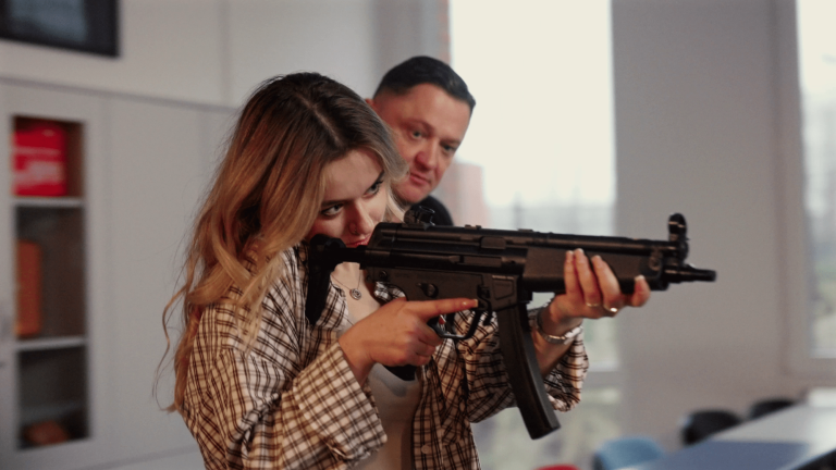 Crime Lab | Uniwersytet WSB Merito we Wrocławiu: Wrocław - bezpieczeństwo państwa i służby narodowe - studentka na zajęciach z użyciem wirtualnej strzelnicy