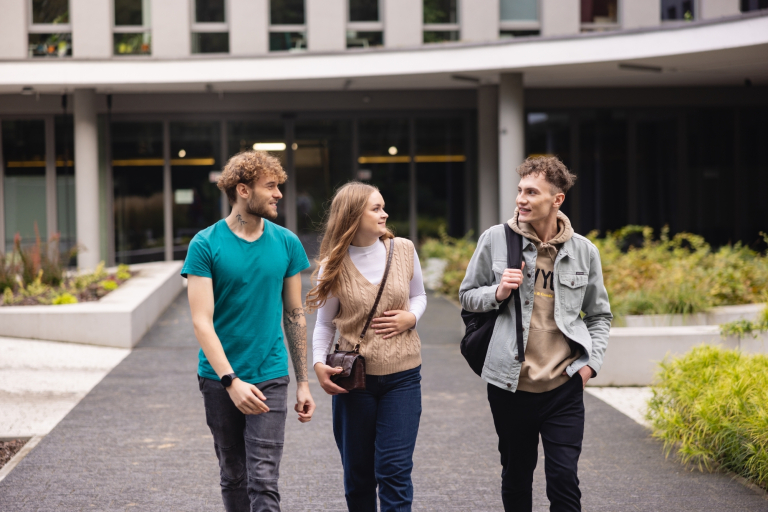 Wyniki wyszukiwania | Uniwersytet WSB Merito we Wrocławiu: Grupa studentów przed budynkiem merito