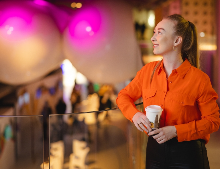 Social media i influencer marketing | Studia podyplomowe we Wrocławiu | Uniwersytet WSB Merito we Wrocławiu: uczestnicy studiów podyplomowych pijąca kawę