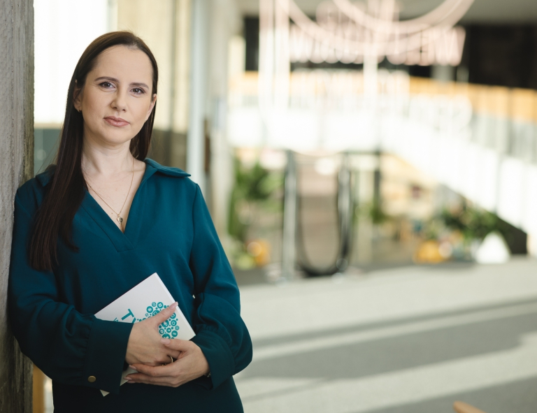 Zarządzanie zespołami rozproszonymi | Studia podyplomowe we Wrocławiu | Uniwersytet WSB Merito we Wrocławiu: uczestniczka studiów podyplomowych pozująca do zdjęcia