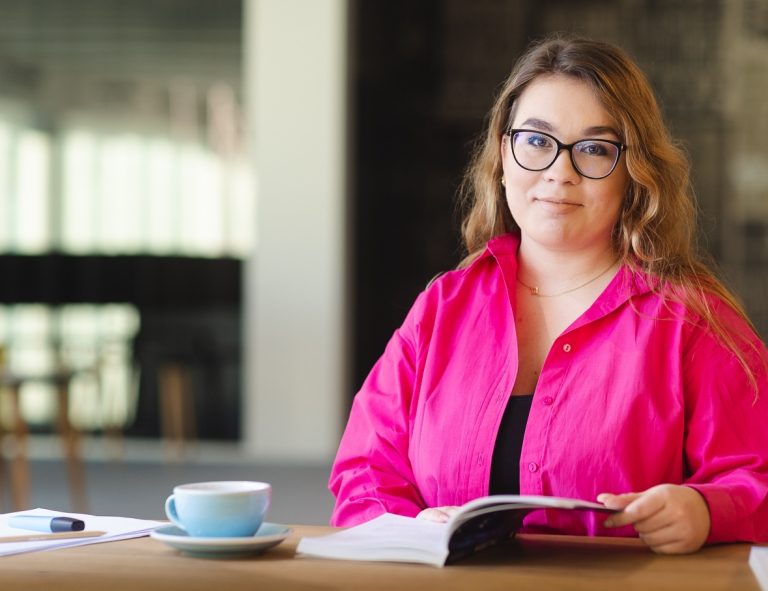 Transport i spedycja | Studia podyplomowe we Wrocławiu | Uniwersytet WSB Merito we Wrocławiu: uczestniczka studiów podyplomowych pozująca do zdjęcia