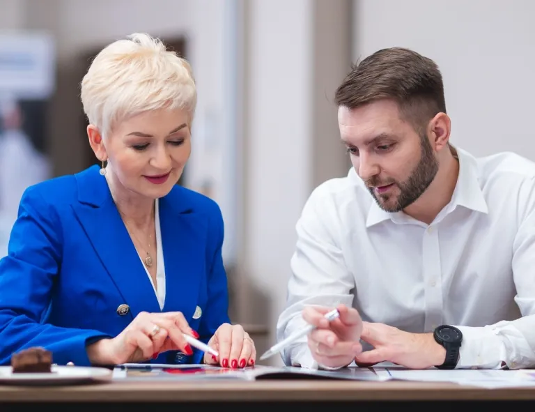 Analiza Danych – Data Science z elementami AI | Studia podyplomowe we Wrocławiu | Uniwersytet WSB Merito we Wrocławiu: uczestnicy studiów podyplomowych pracujący nad wspólnym projektem