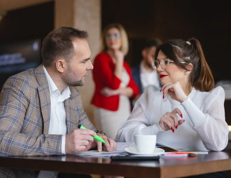 Zarządzanie jakością w branży automotive | Studia podyplomowe we Wrocławiu | Uniwersytet WSB Merito we Wrocławiu: uczestnicy studiów podyplomowych pracujący nad wspólnym projektem