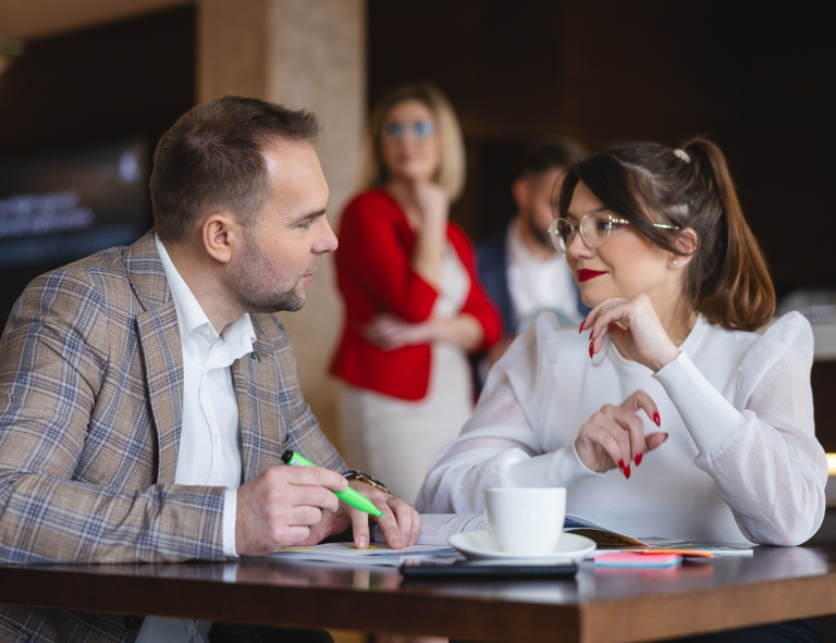 Zarządzanie jakością w branży automotive | Studia podyplomowe we Wrocławiu | Uniwersytet WSB Merito we Wrocławiu: uczestnicy studiów podyplomowych pracujący nad wspólnym projektem