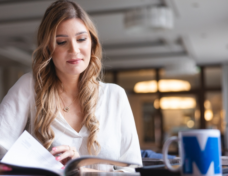 Administracja – zarządzanie i organizacja, studia podyplomowe: uczestniczka studiów podyplomowych sporządzająca notatki