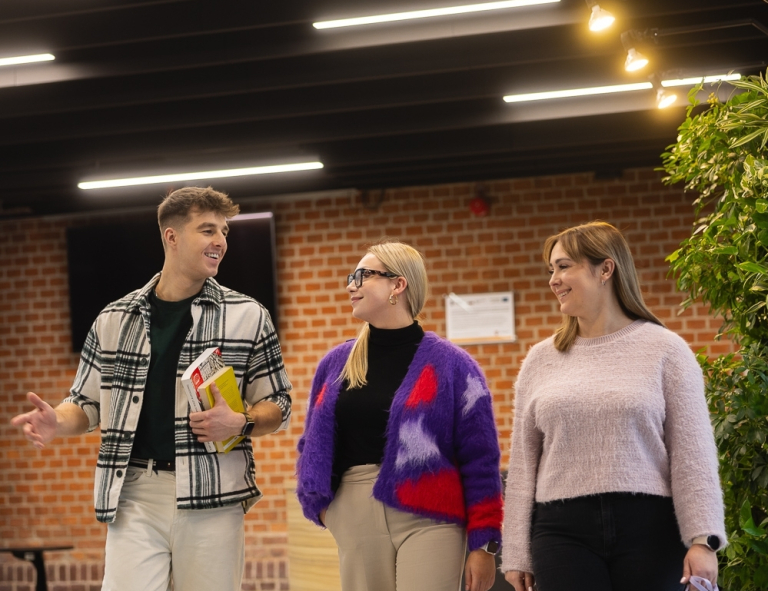 Analityk danych biznesowych | Studia I stopnia we Wrocławiu | Uniwersytet WSB Merito we Wrocławiu: studenci idący korytarzem